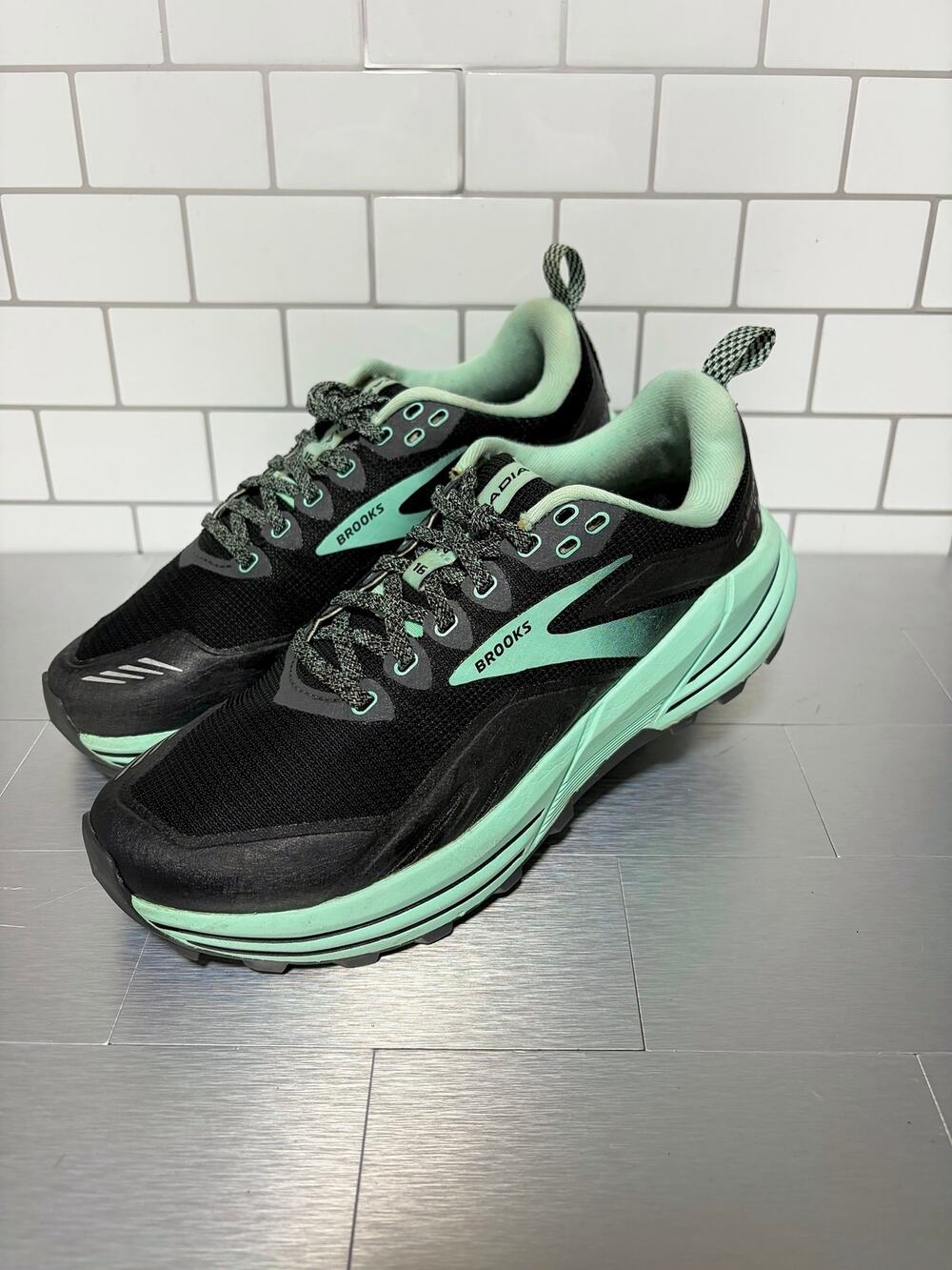 Brooks Cascadia 16 women's trail running shoes black/green Women’s Size 8M(B)
